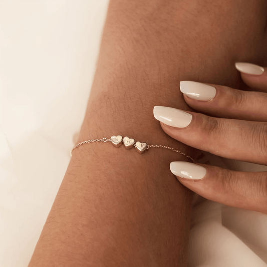 Персонализирана гривна с първоначална буква във форма на сърце