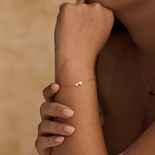 Персонализирана гривна с първоначална буква във форма на сърце